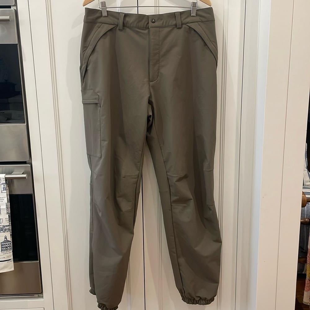 Patagonia Olive Green/Tan Pants—Many Zippered Pockets—Like New Condition—38